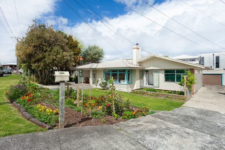 Photo of property in 8 Pitau Road, Mount Maunganui, 3116