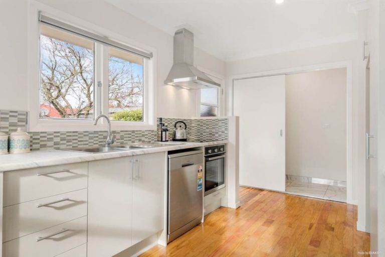 Photo of property in 14 Ocean View Road, Northcote, Auckland, 0627