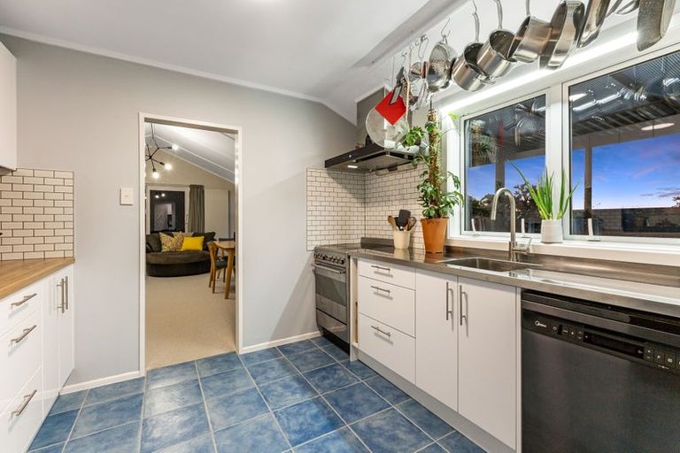 Photo of property in 2/11 Mervyn Place, Plimmerton, Porirua, 5026