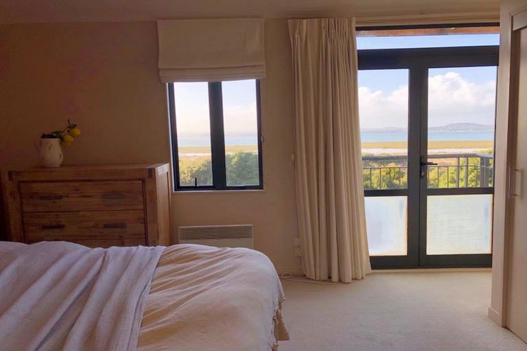 Photo of property in 16 Provence Esplanade, Te Atatu Peninsula, Auckland, 0610