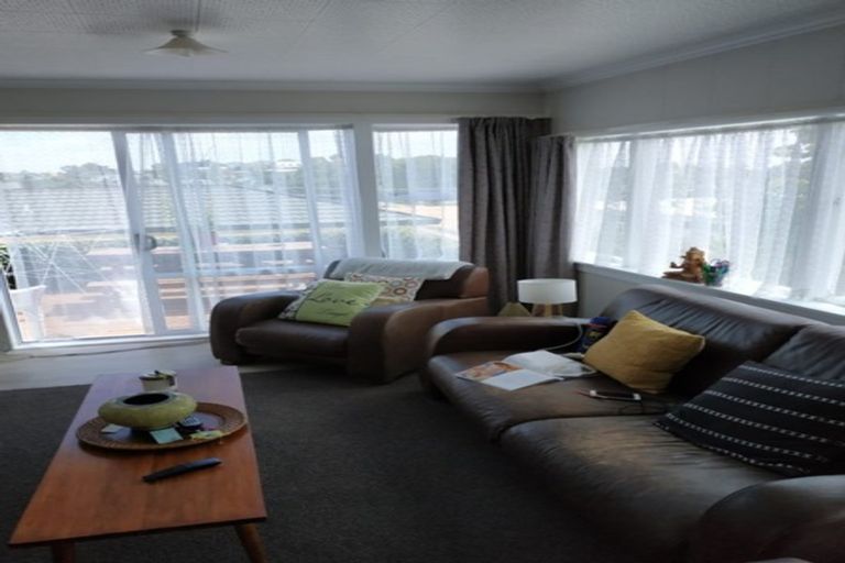 Photo of property in 1/12 Holiday Road, Stanmore Bay, Whangaparaoa, 0932