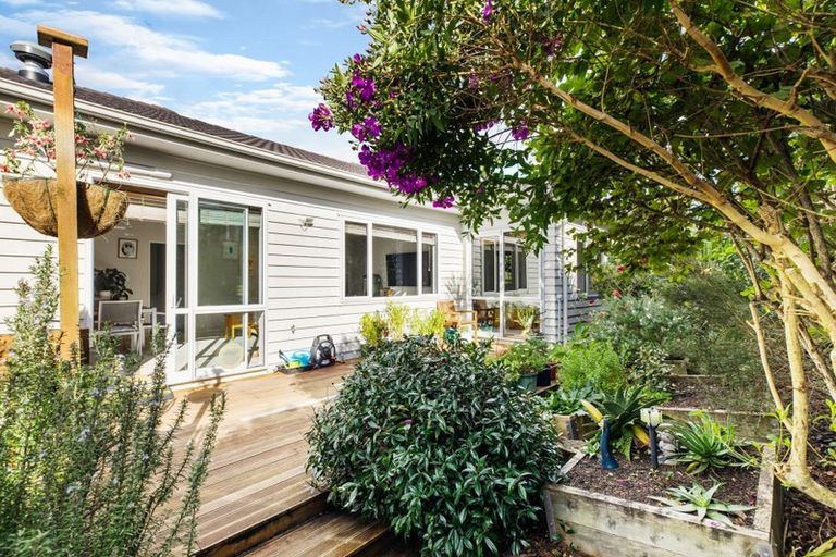 Photo of property in 2 Jammen Drive, Massey, Auckland, 0614