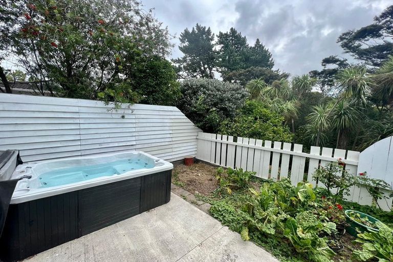 Photo of property in 49 Neal Avenue, Glenfield, Auckland, 0629
