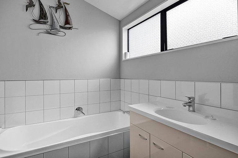 Photo of property in 11 County Drive, Hawera, 4610