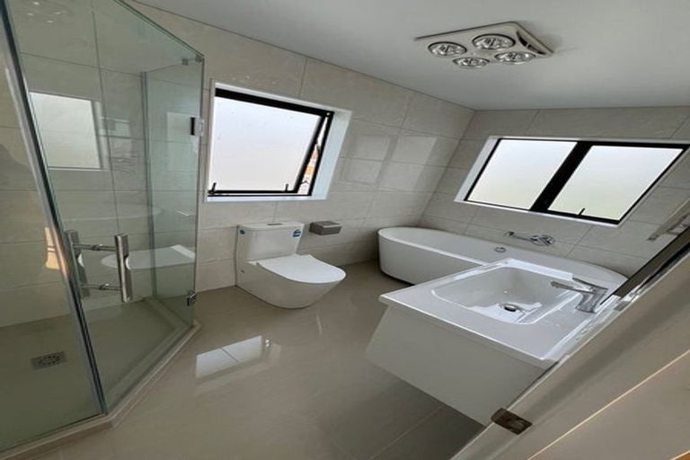 Photo of property in 28e Tiraumea Drive, Pakuranga, Auckland, 2010