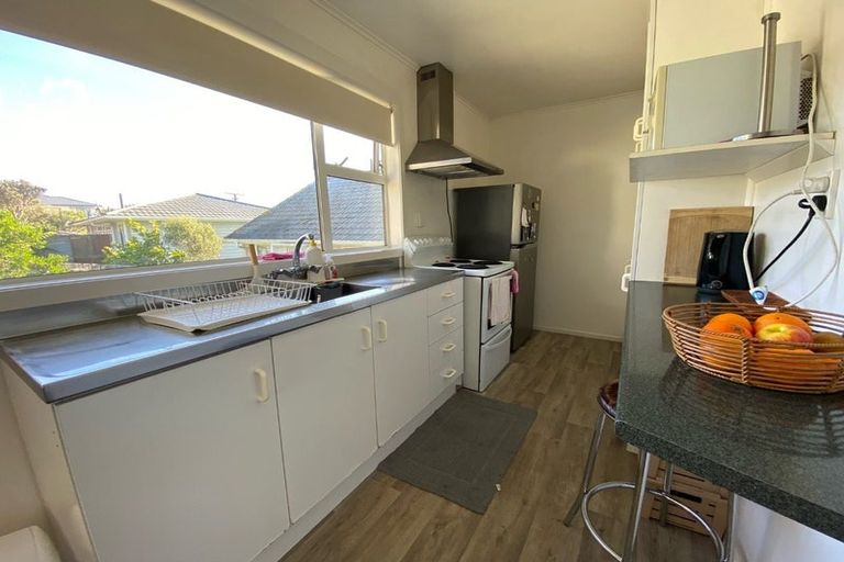 Photo of property in 32 Kenmore Street, Newlands, Wellington, 6037