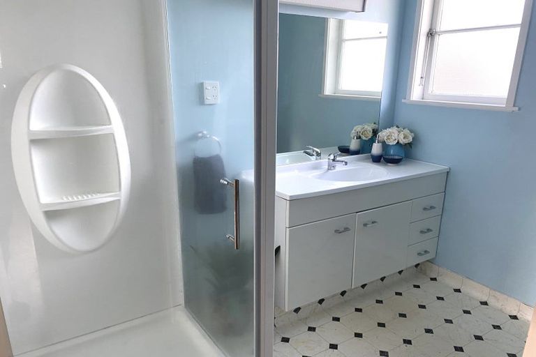 Photo of property in 14 Mokau Place, Terrace End, Palmerston North, 4410