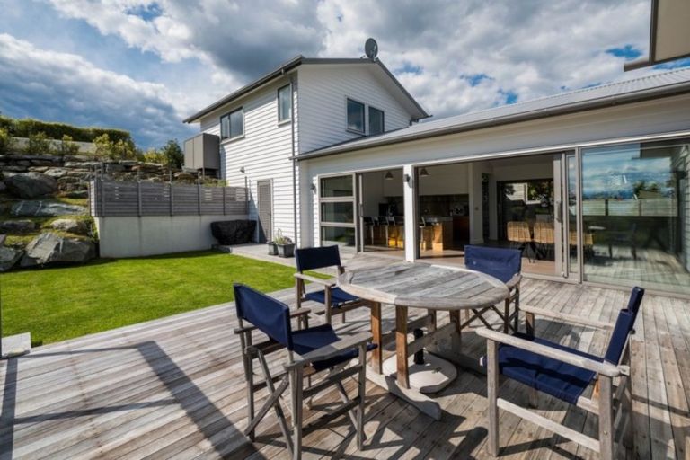 Photo of property in 62 Cedar Drive, Kelvin Heights, Queenstown, 9300