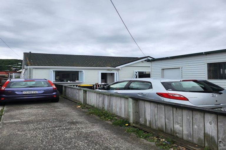 Photo of property in 64 Apu Crescent, Lyall Bay, Wellington, 6022