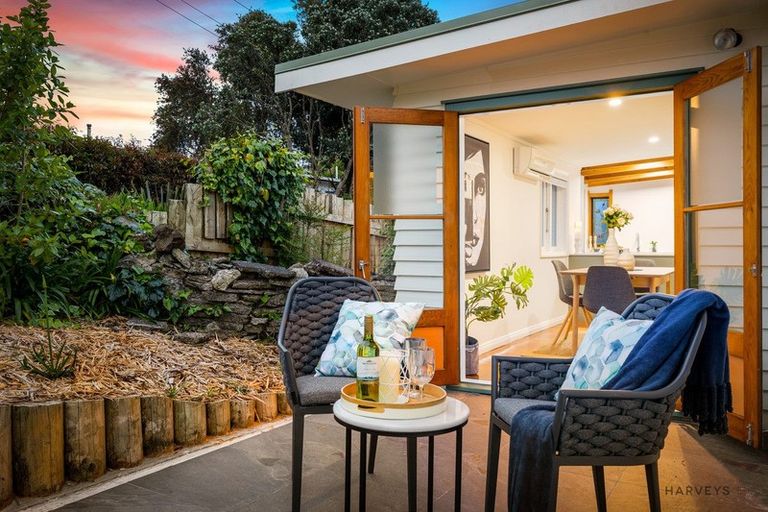 Photo of property in 16 Harrybrook Road, Green Bay, Auckland, 0604