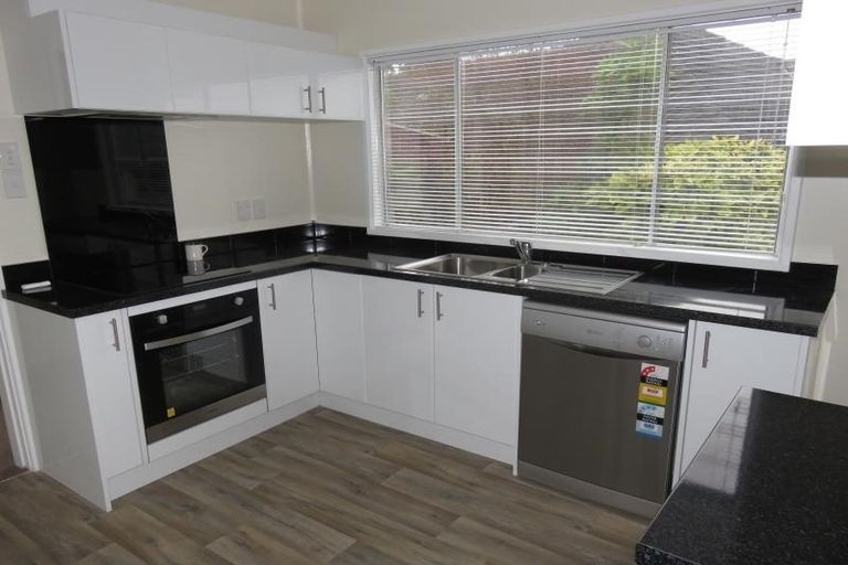 Photo of property in 27 Stewart Drive, Newlands, Wellington, 6037