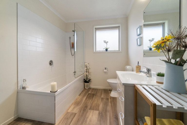 Photo of property in 11 Raabia Close, Parakai, 0830