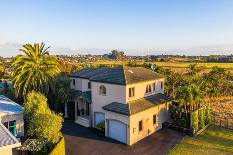 Photo of property in 12 Harrogate Place, Grandview Heights, Hamilton, 3200