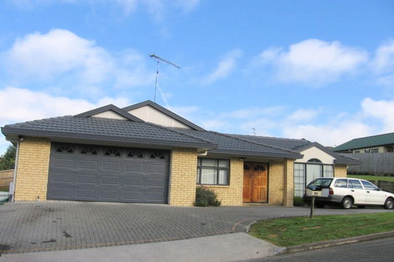 Photo of property in 22 Piper Place, Goodwood Heights, Auckland, 2105