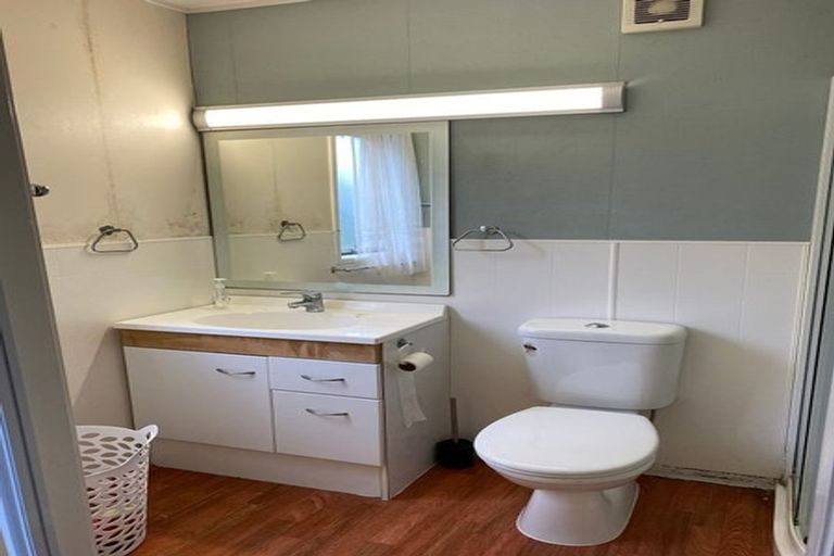 Photo of property in 2/366a Glenfield Road, Glenfield, Auckland, 0629