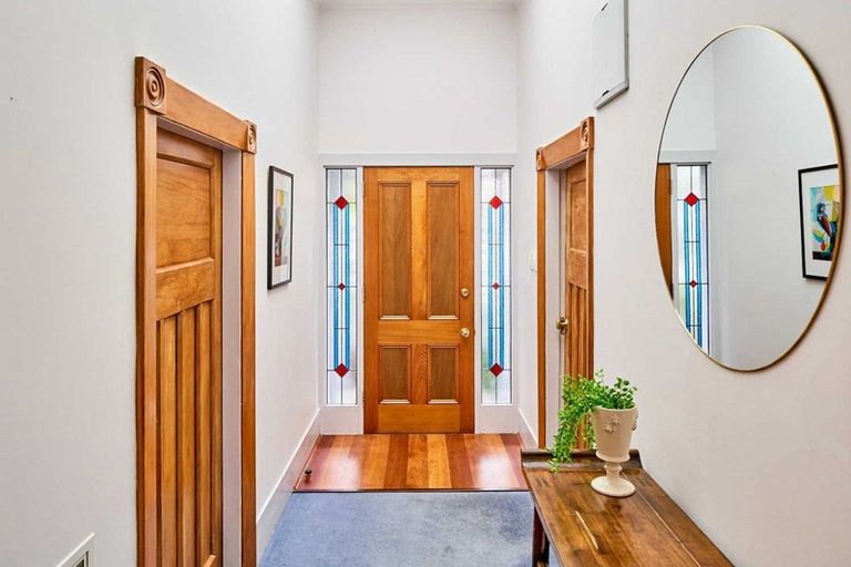 Photo of property in 25 Rona Street, Eastbourne, Lower Hutt, 5013