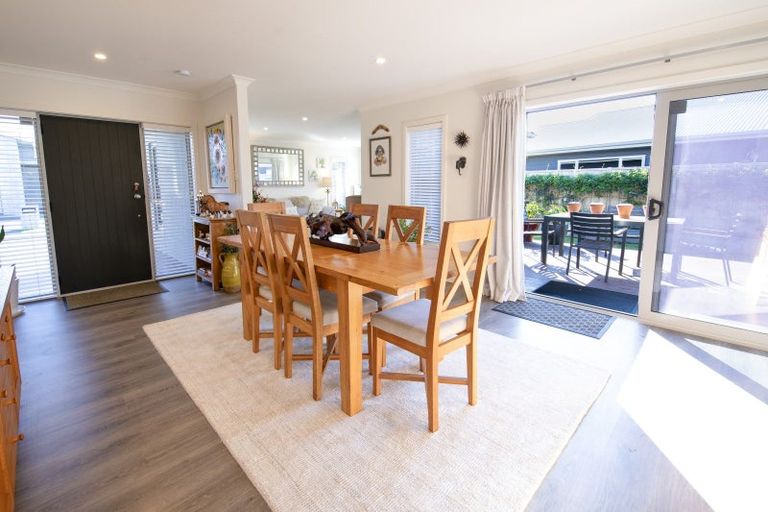 Photo of property in 2 Gregory Grove, Clive, 4102