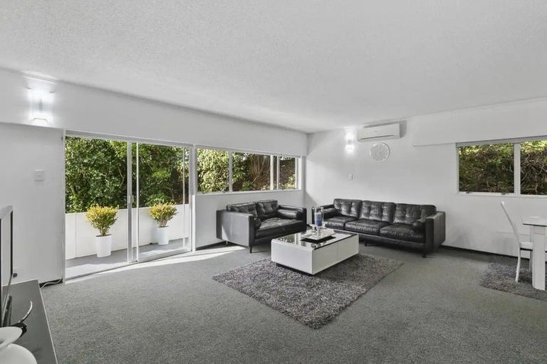 Photo of property in Standen Court, 1/90 Karori Road, Karori, Wellington, 6012