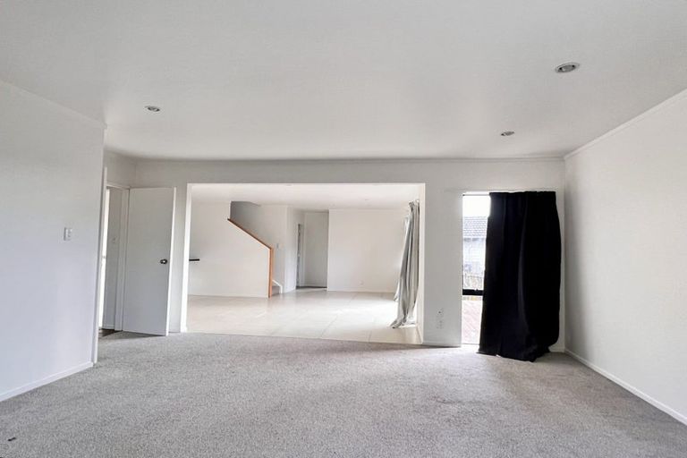 Photo of property in 8a Eske Place, Highland Park, Auckland, 2010