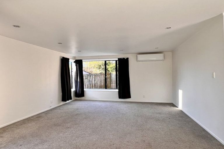 Photo of property in 8a Eske Place, Highland Park, Auckland, 2010