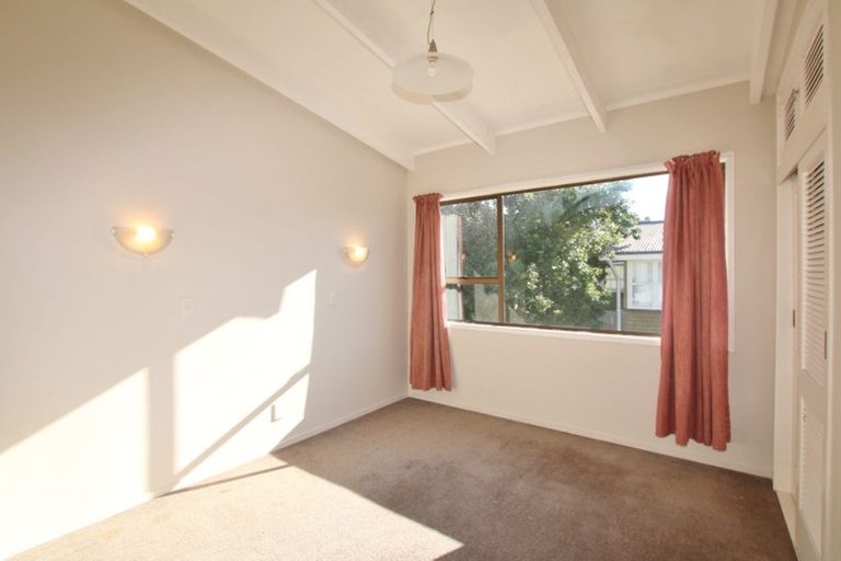 Photo of property in 15 Stephen Avenue, Henderson, Auckland, 0610