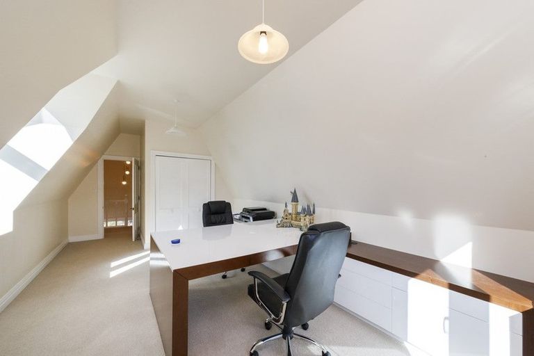 Photo of property in 27 Springdale Grove, Fitzherbert, Palmerston North, 4410