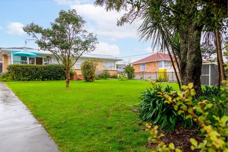 Photo of property in 26 Barron Drive, Green Bay, Auckland, 0604