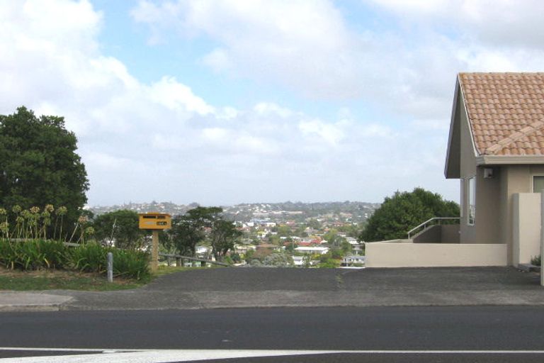 Photo of property in 2/186 East Coast Road, Forrest Hill, Auckland, 0620