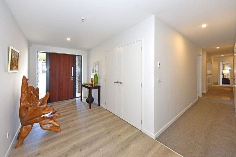 Photo of property in 3 Stoneyridge Close, Mount Pleasant, Christchurch, 8081