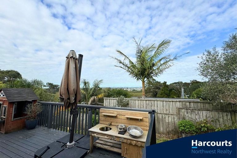 Photo of property in 20 Edgerton Road, Te Atatu Peninsula, Auckland, 0610