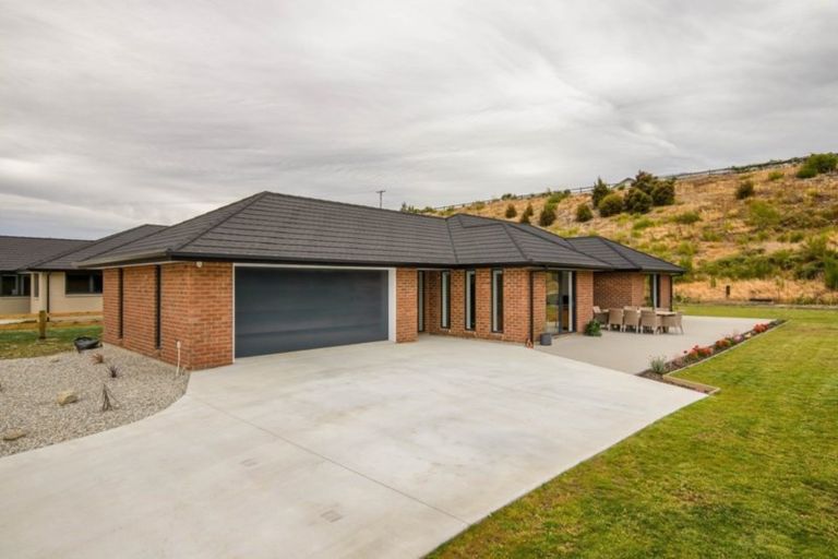 Photo of property in 33 Kingfisher Crescent, Albert Town, Wanaka, 9305