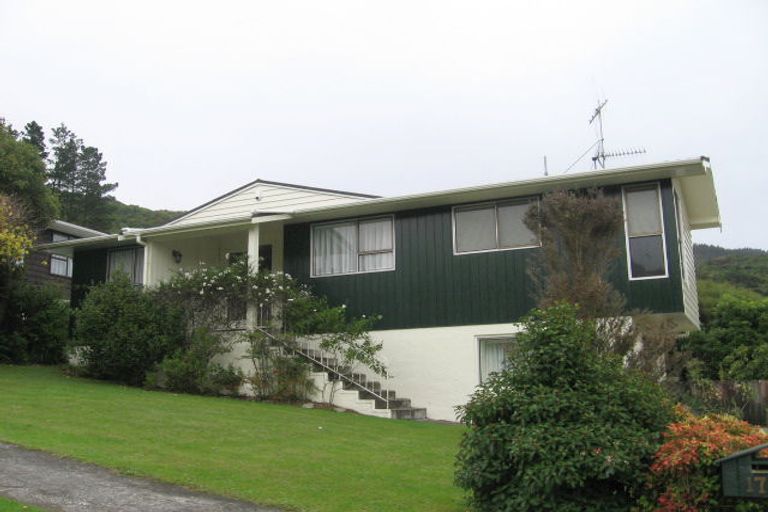 Photo of property in 17 Greyfriars Crescent, Tawa, Wellington, 5028