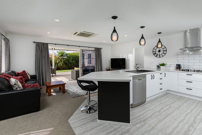Photo of property in 27 Summerland Drive, Henderson, Auckland, 0612