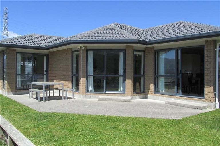 Photo of property in 13 Percy Kinsman Crescent, Riverstone Terraces, Upper Hutt, 5018