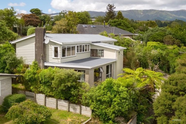 Photo of property in 19 Vista Crescent, Maoribank, Upper Hutt, 5018