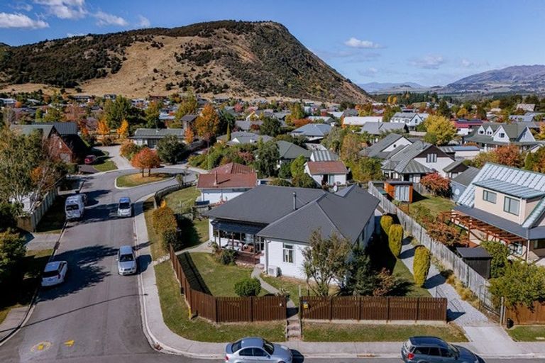 Photo of property in 8 Ragan Lane, Wanaka, 9305