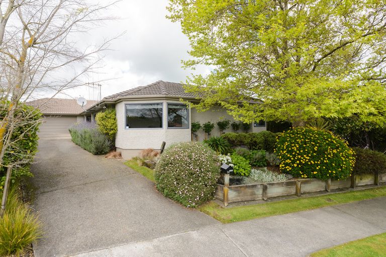 Photo of property in 24 Greenwood Place, Fitzherbert, Palmerston North, 4410