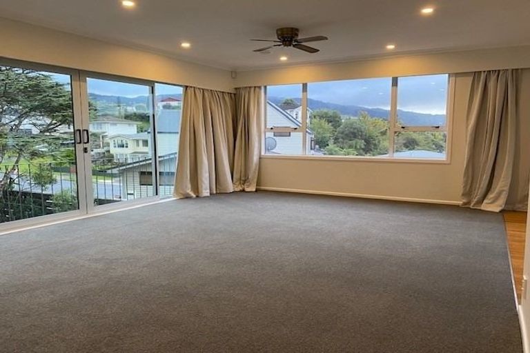 Photo of property in 3 Bede Grove, Tawa, Wellington, 5028