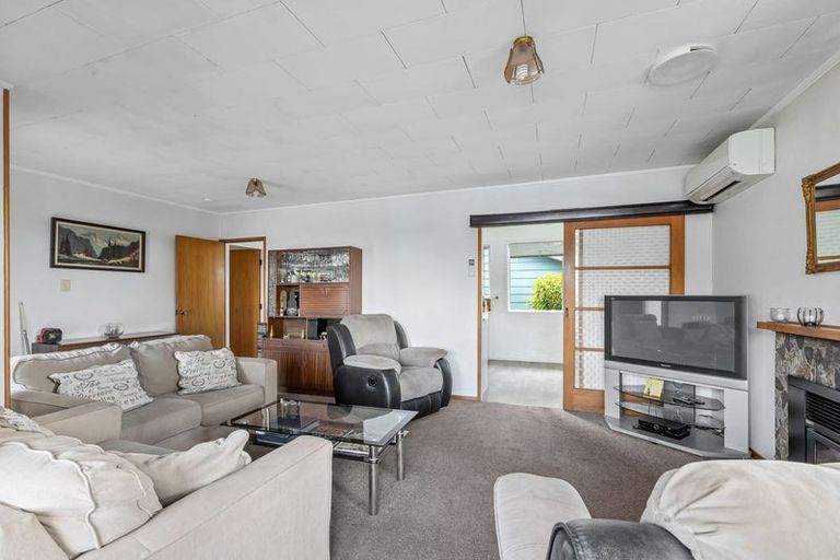 Photo of property in 46 Easton Park Parade, Glenfield, Auckland, 0629