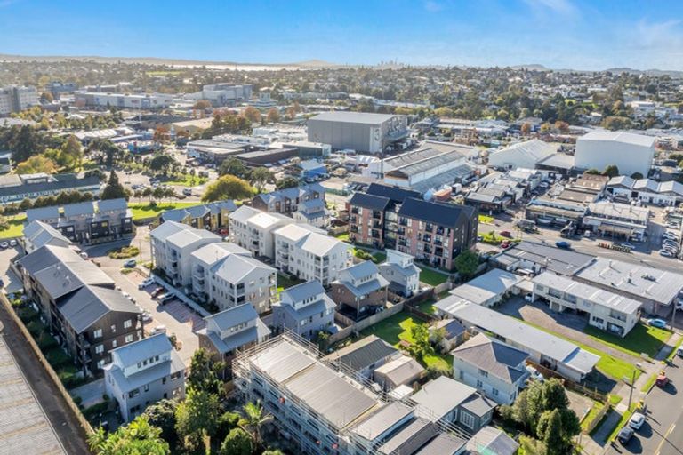 Photo of property in 14 Eileen Newey Place, Henderson, Auckland, 0612