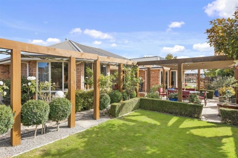 Photo of property in 18 Willowview Drive, Redwood, Christchurch, 8051