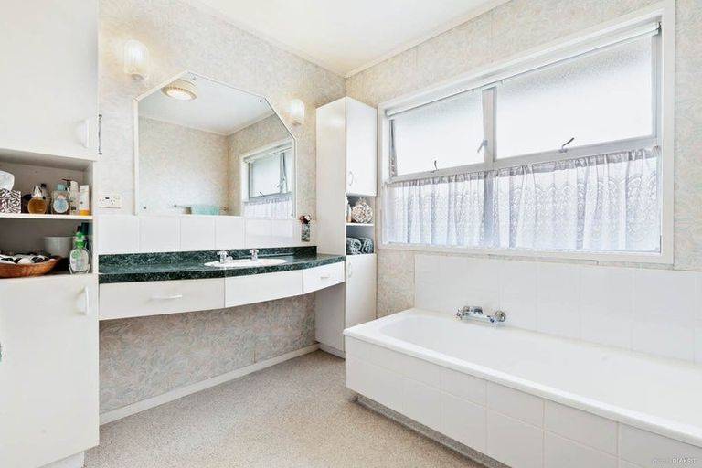 Photo of property in 5 Elizabeth Place, Mairangi Bay, Auckland, 0630