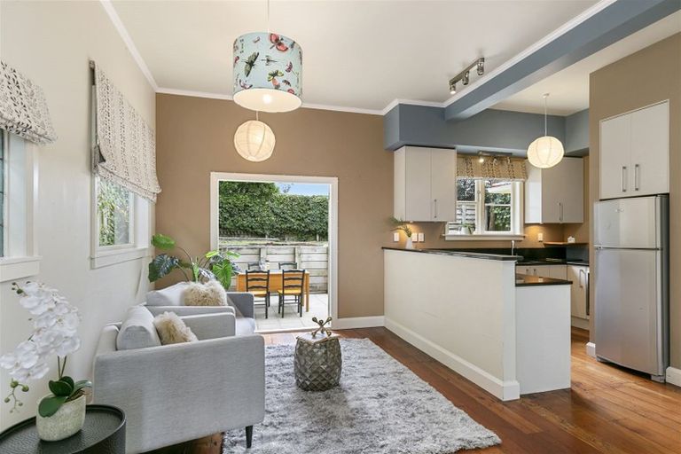 Photo of property in 17 Fairview Crescent, Kelburn, Wellington, 6012