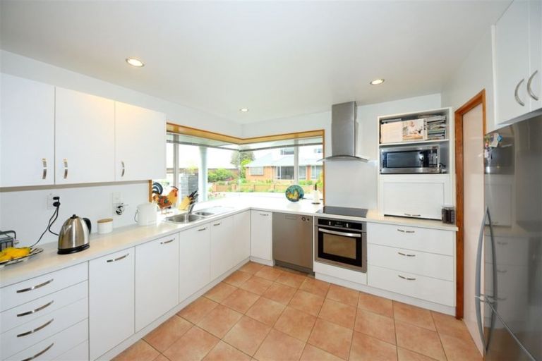 Photo of property in 16 Huntingdon Place, Avonhead, Christchurch, 8042