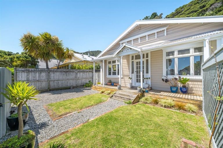 Photo of property in 127 Muritai Road, Eastbourne, Lower Hutt, 5013