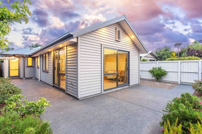 Photo of property in 72a Wilsons Road, Saint Martins, Christchurch, 8022