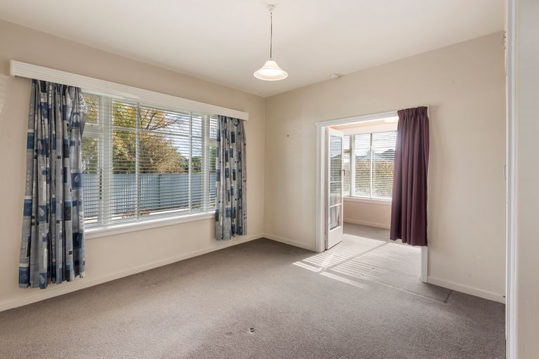 Photo of property in 16 Coopers Road, Dallington, Christchurch, 8061
