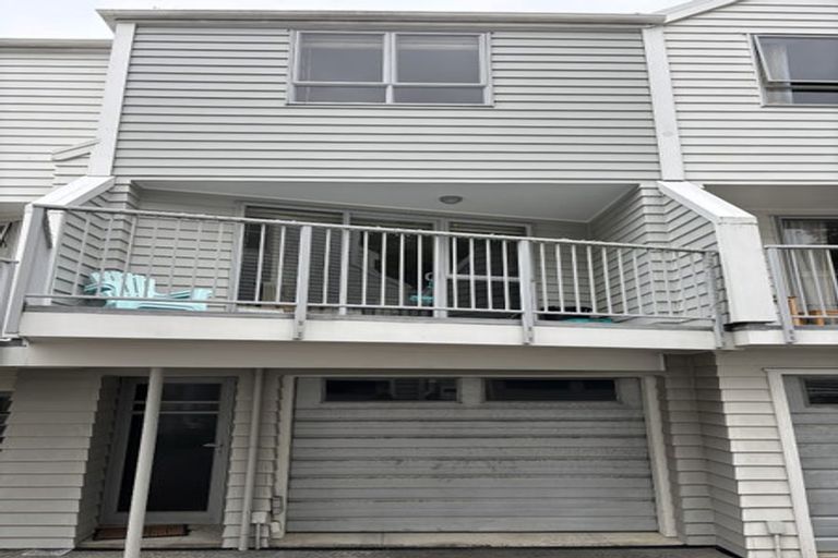 Photo of property in 3uh Papawai Terrace, Mount Cook, Wellington, 6021