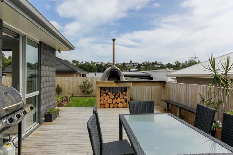 Photo of property in 2 Rayner Way, Glen Avon, New Plymouth, 4312