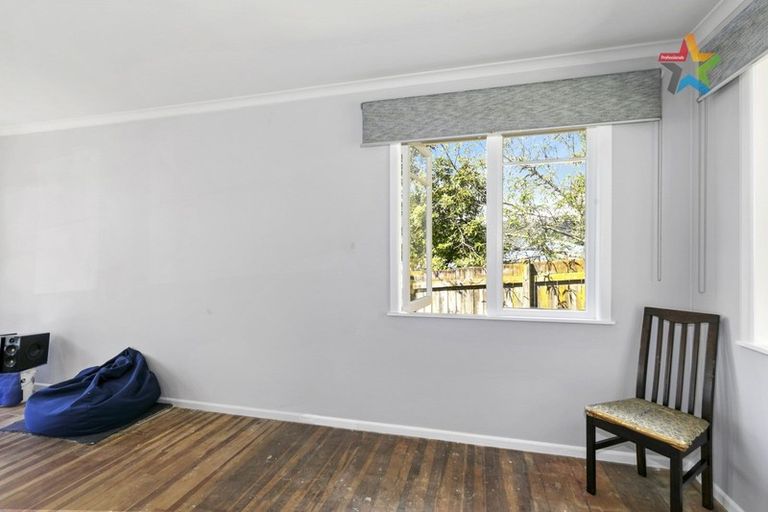 Photo of property in 21 Shackleton Grove, Stokes Valley, Lower Hutt, 5019